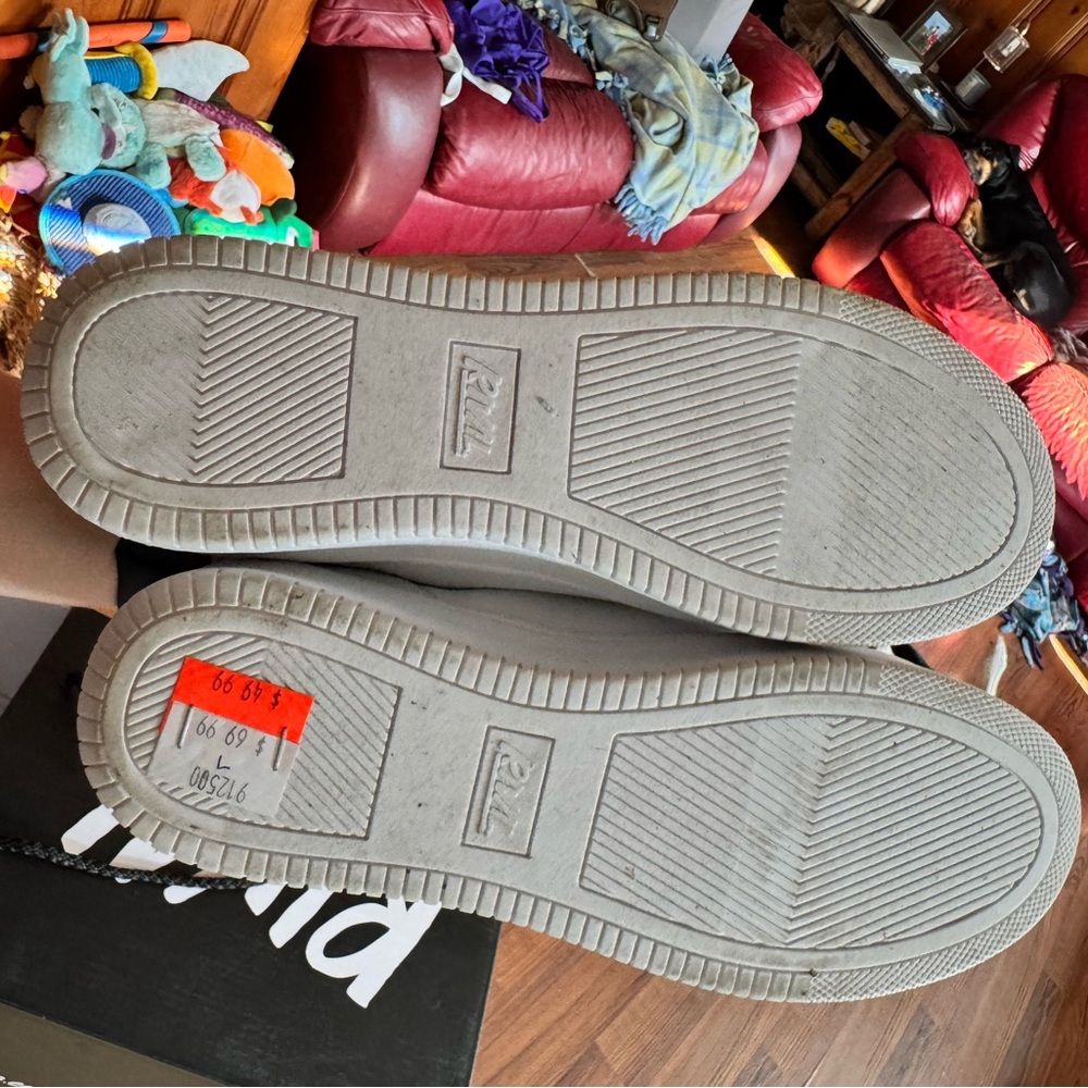 Rivalry Threads Gray Sneakers with Textured Soles